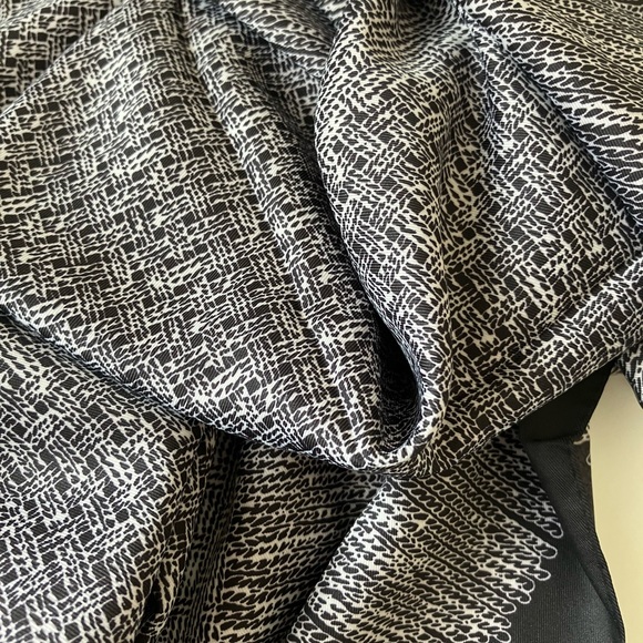 NEW- Satin Scarf Imitation Silk Black & White and Scarf Clip Silver - Picture 6 of 8